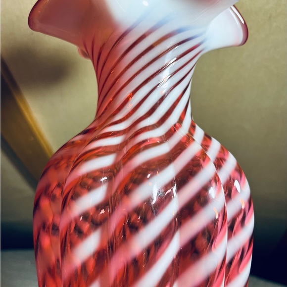 Sold!! Vintage Fenton Cranberry Spiral Opalescent 11.25” Melon Vase - Picture 4 of 7